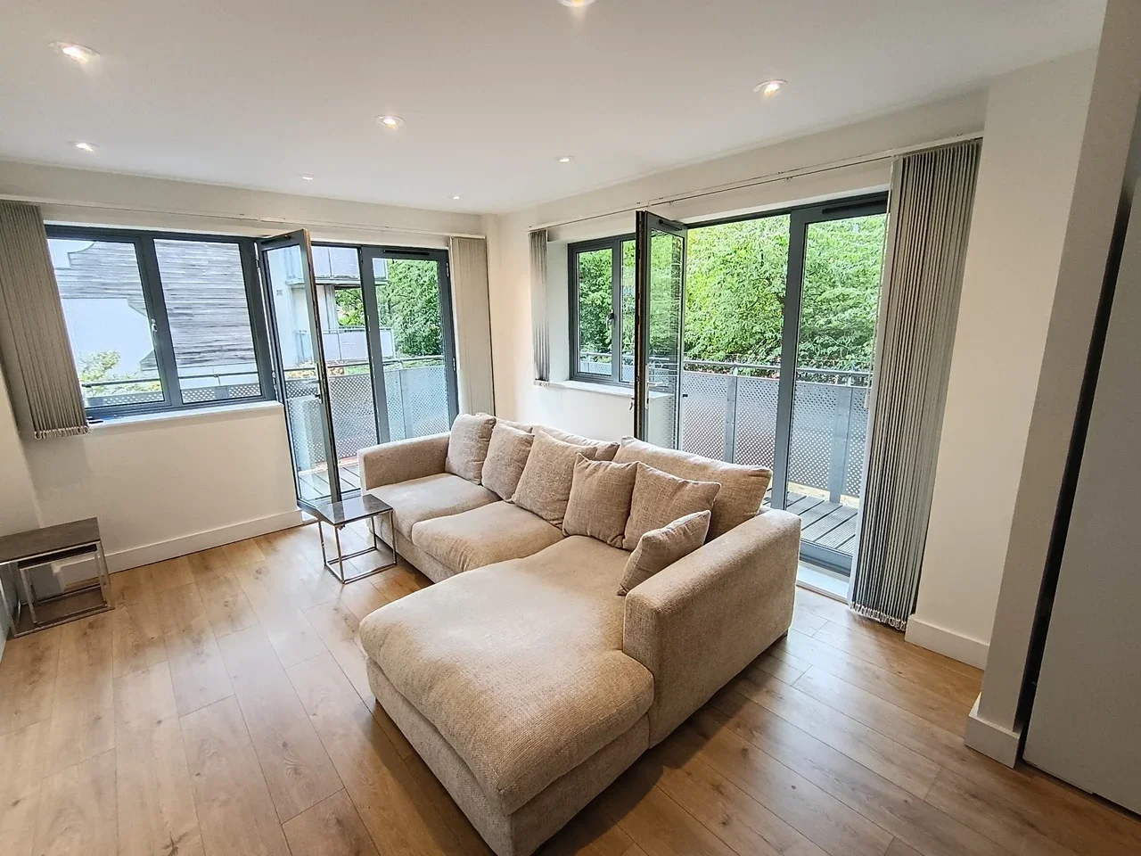 Flat Agate Close in Greater London