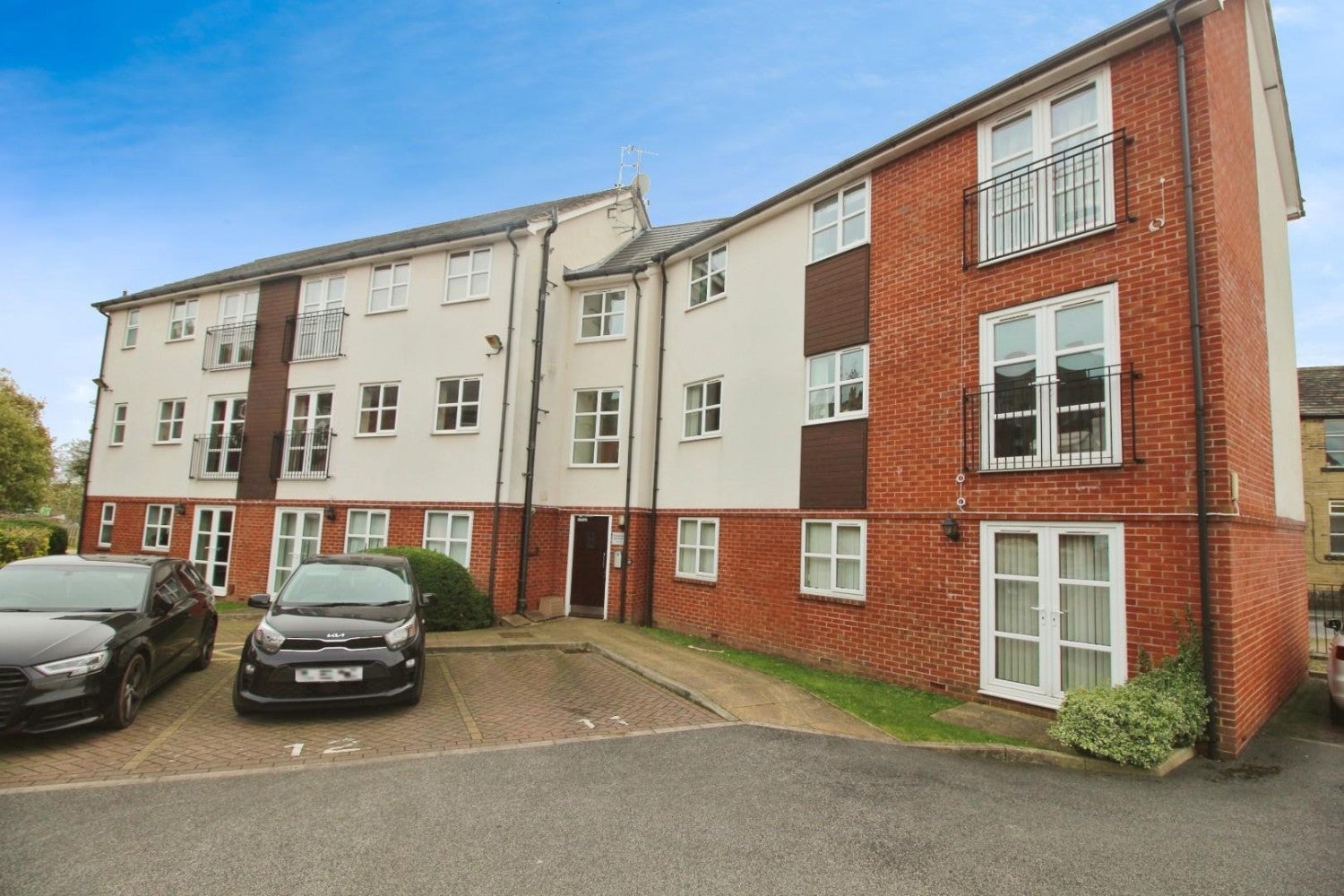 Flat Elmfield Court in Leeds