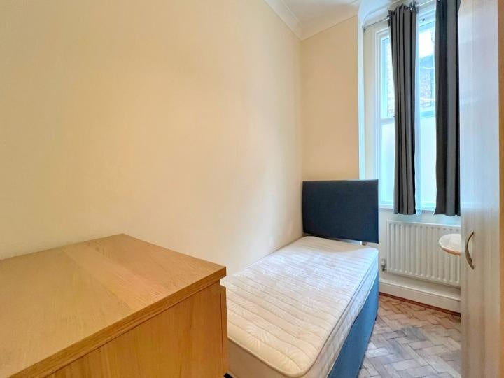 Flat St Quintin Avenue in Greater London