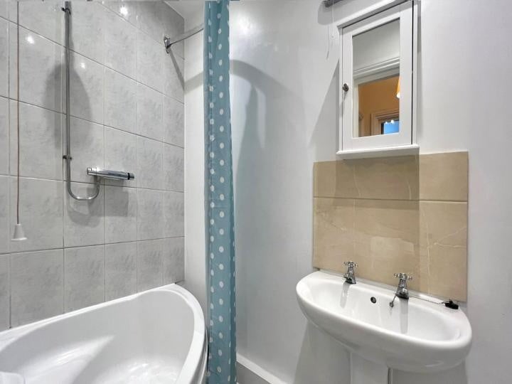 Flat St Quintin Avenue in Greater London