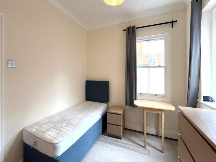 Flat St Quintin Avenue in Greater London