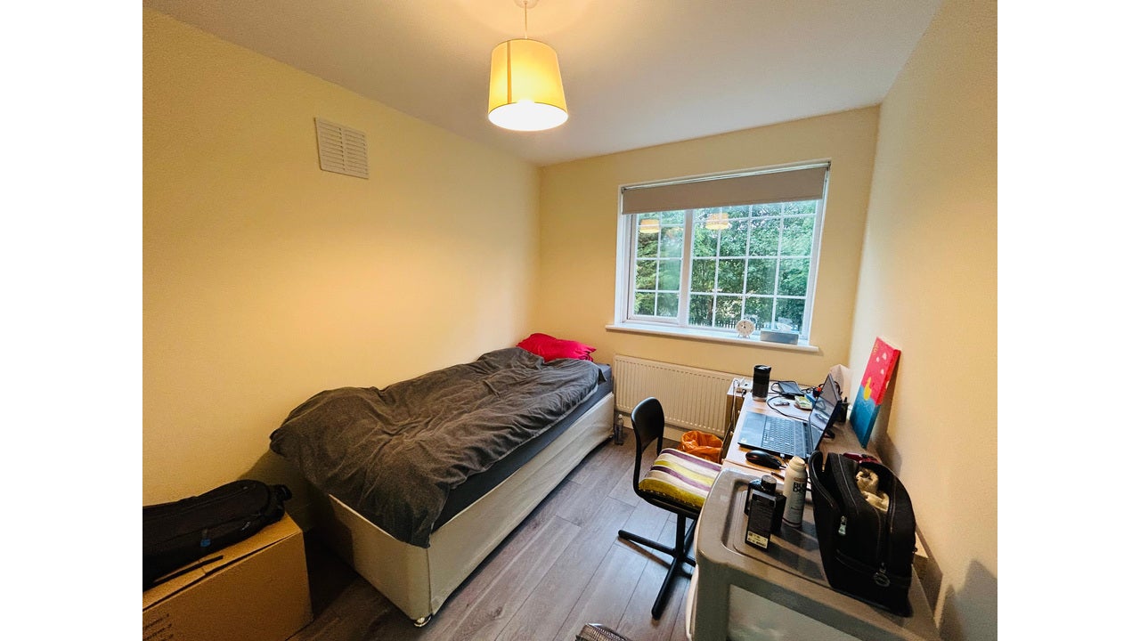 Flat Bathurst Walk in Richings Park
