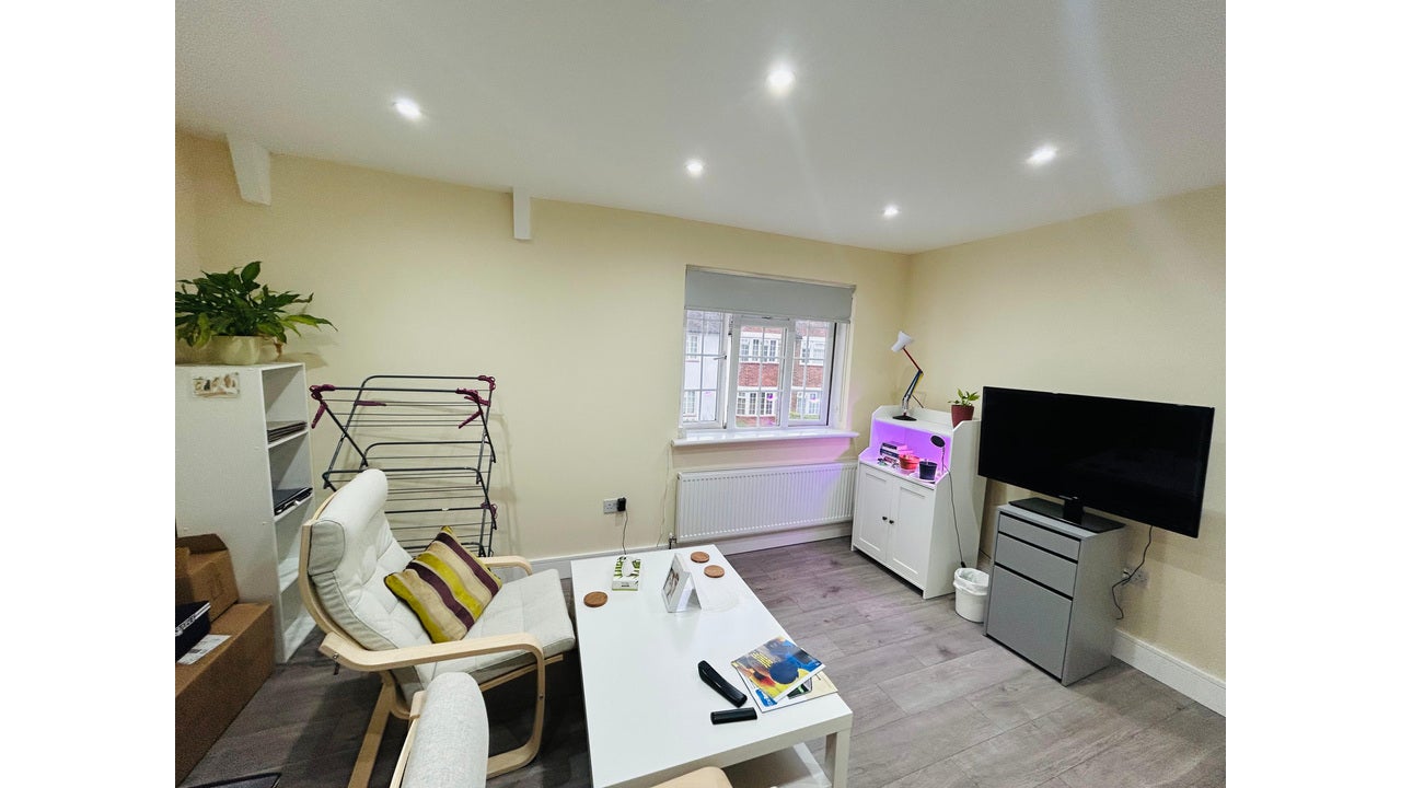 Flat Bathurst Walk in Richings Park