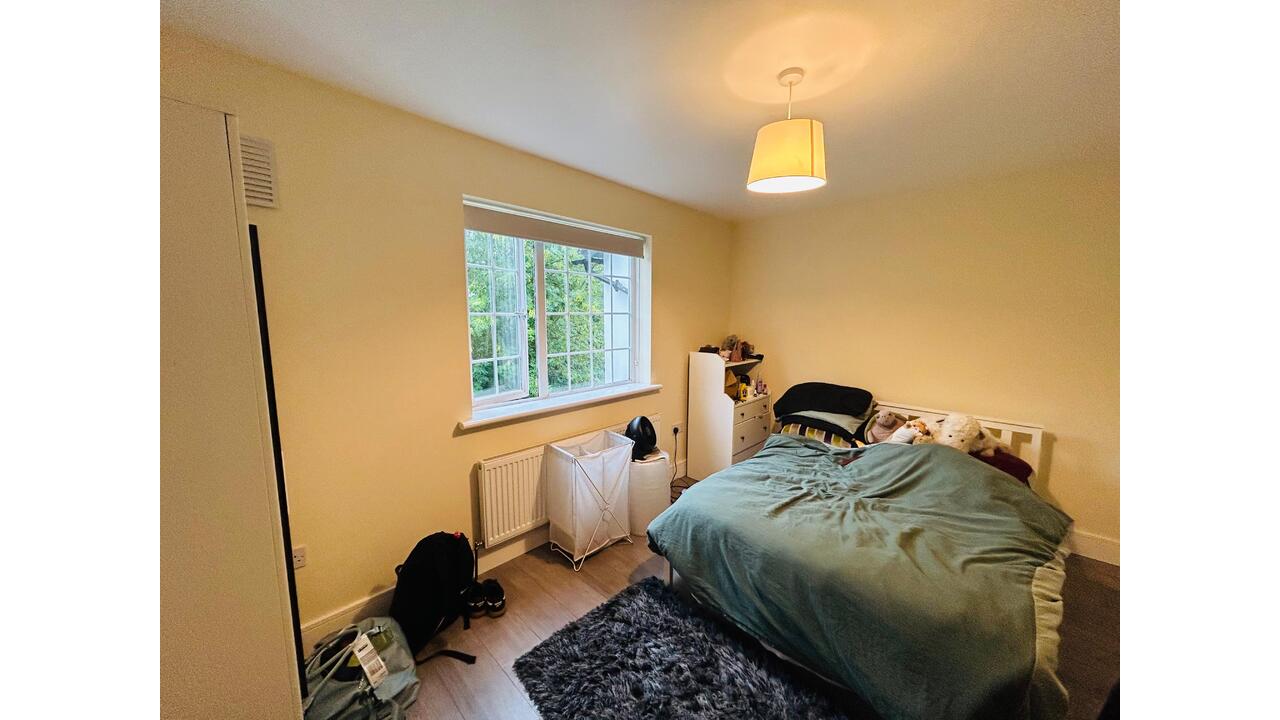 Flat Bathurst Walk in Richings Park