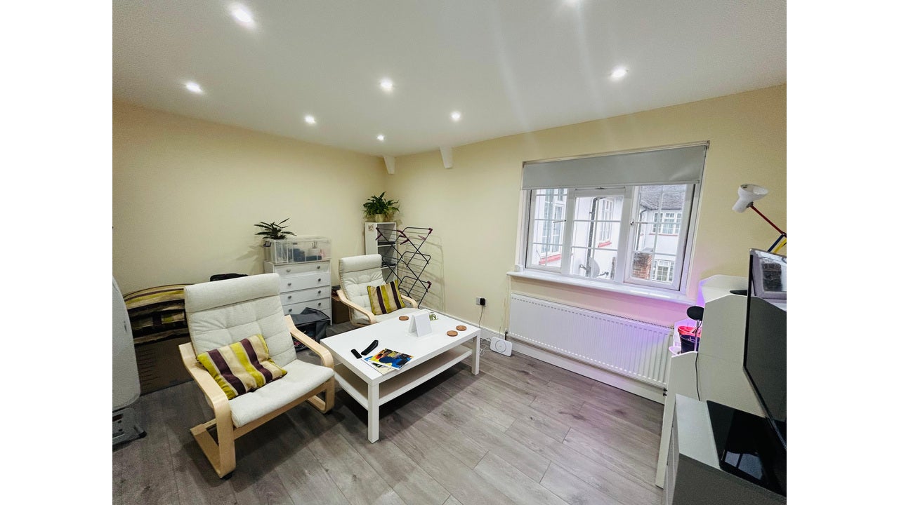 Flat Bathurst Walk in Richings Park