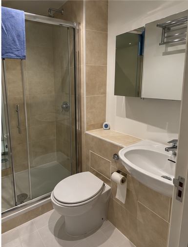 Room Commercial Road in Greater London