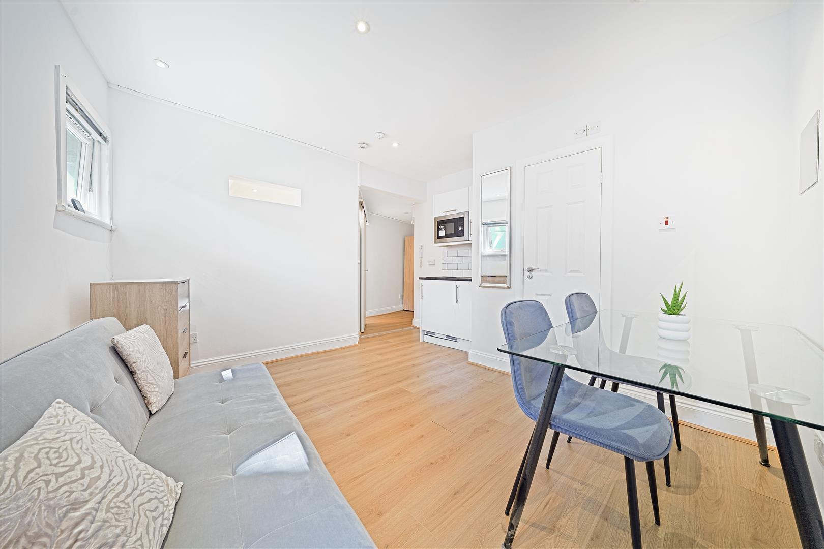 Flat Stanwick Road in Greater London
