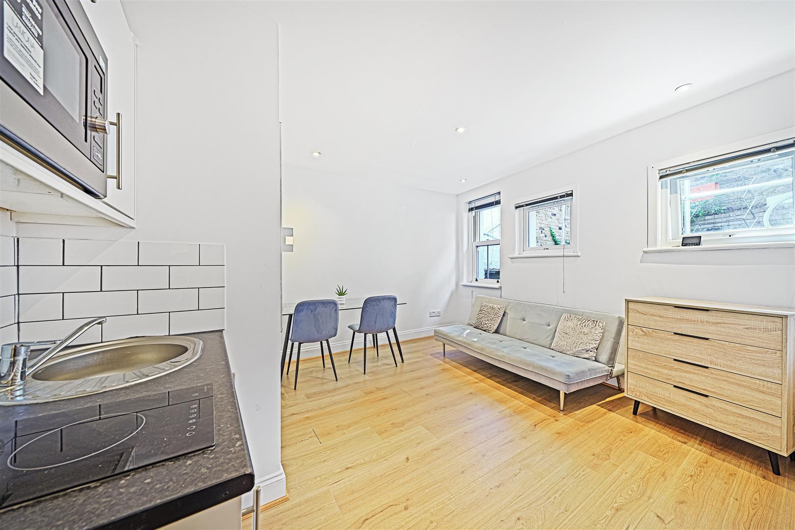 Flat Stanwick Road in Greater London