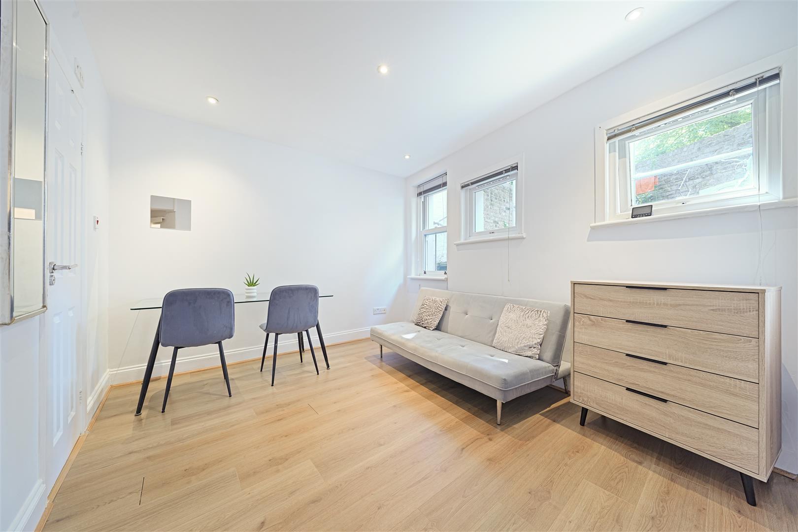 Flat Stanwick Road in Greater London