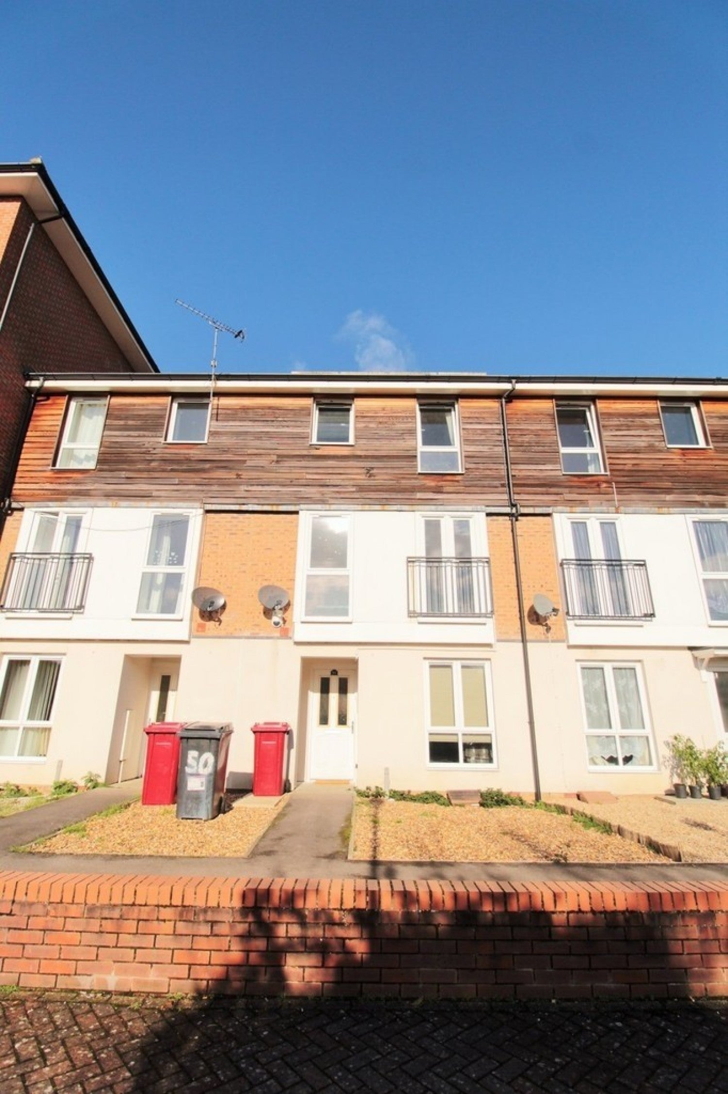 Room Meadow Way in Reading