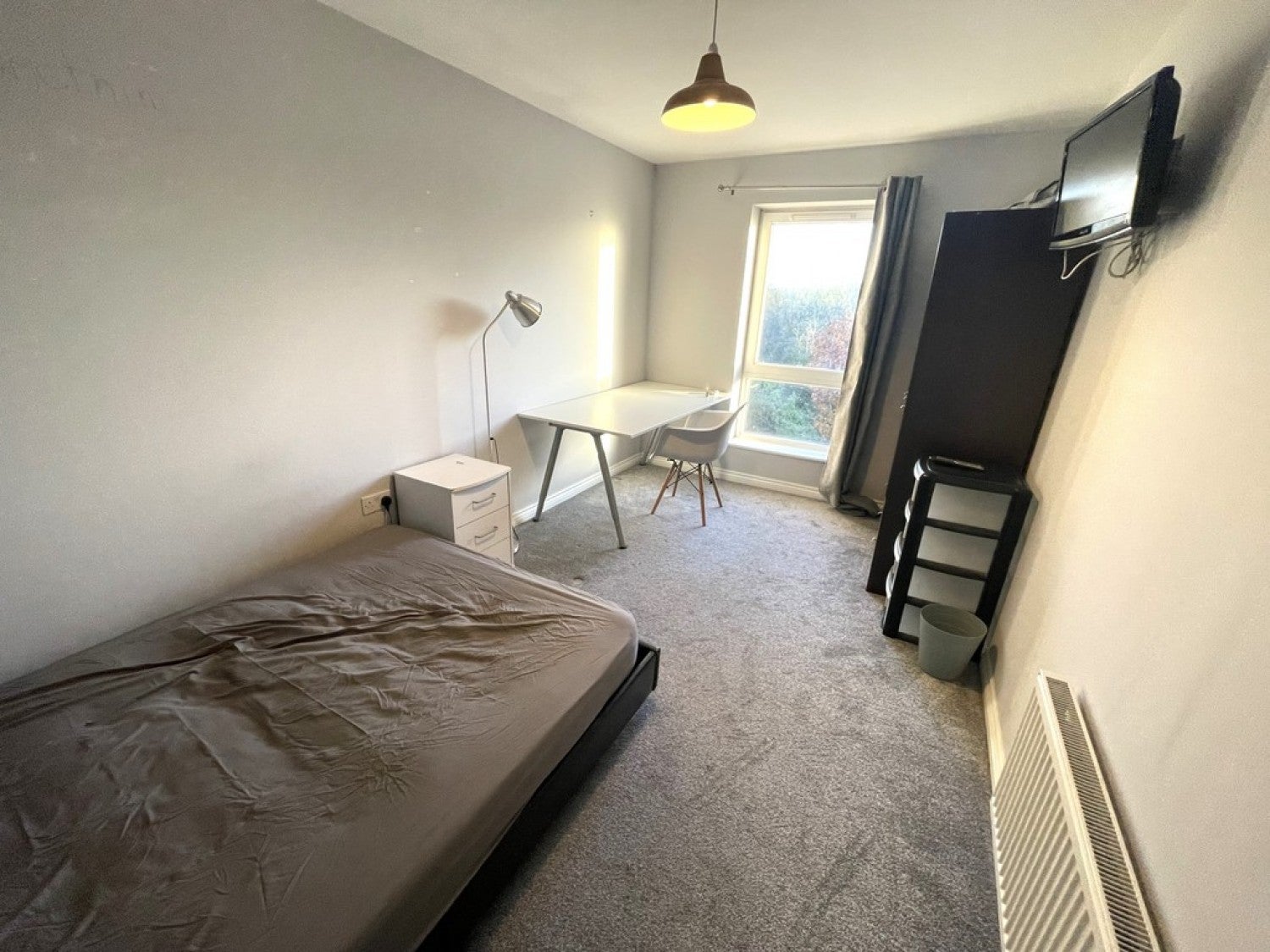 Room Meadow Way in Reading