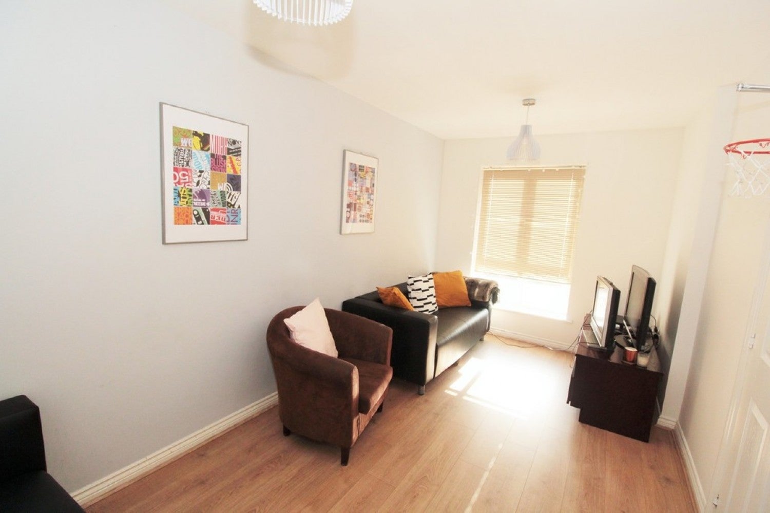 Room Meadow Way in Reading