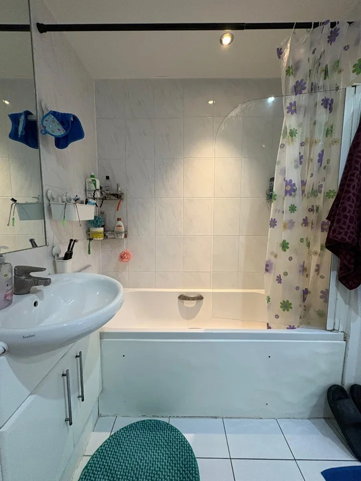 Flat Prince Regent Road in Greater London