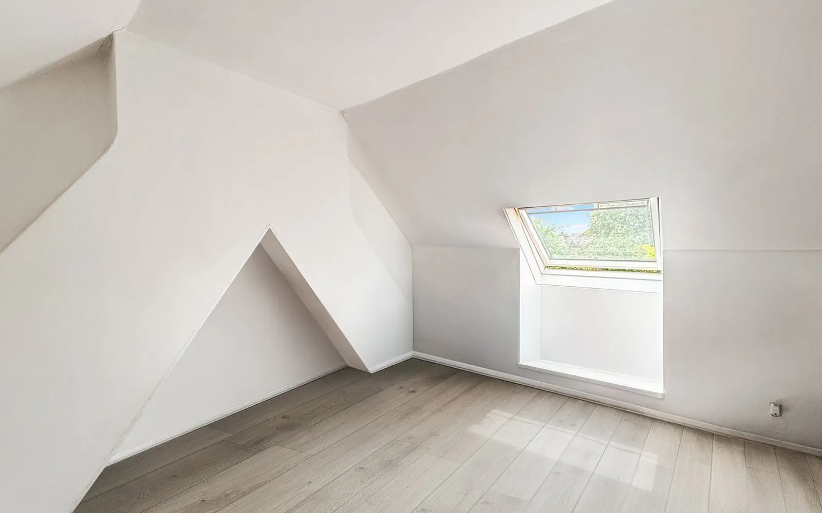 Flat Radnor Road in Greater London