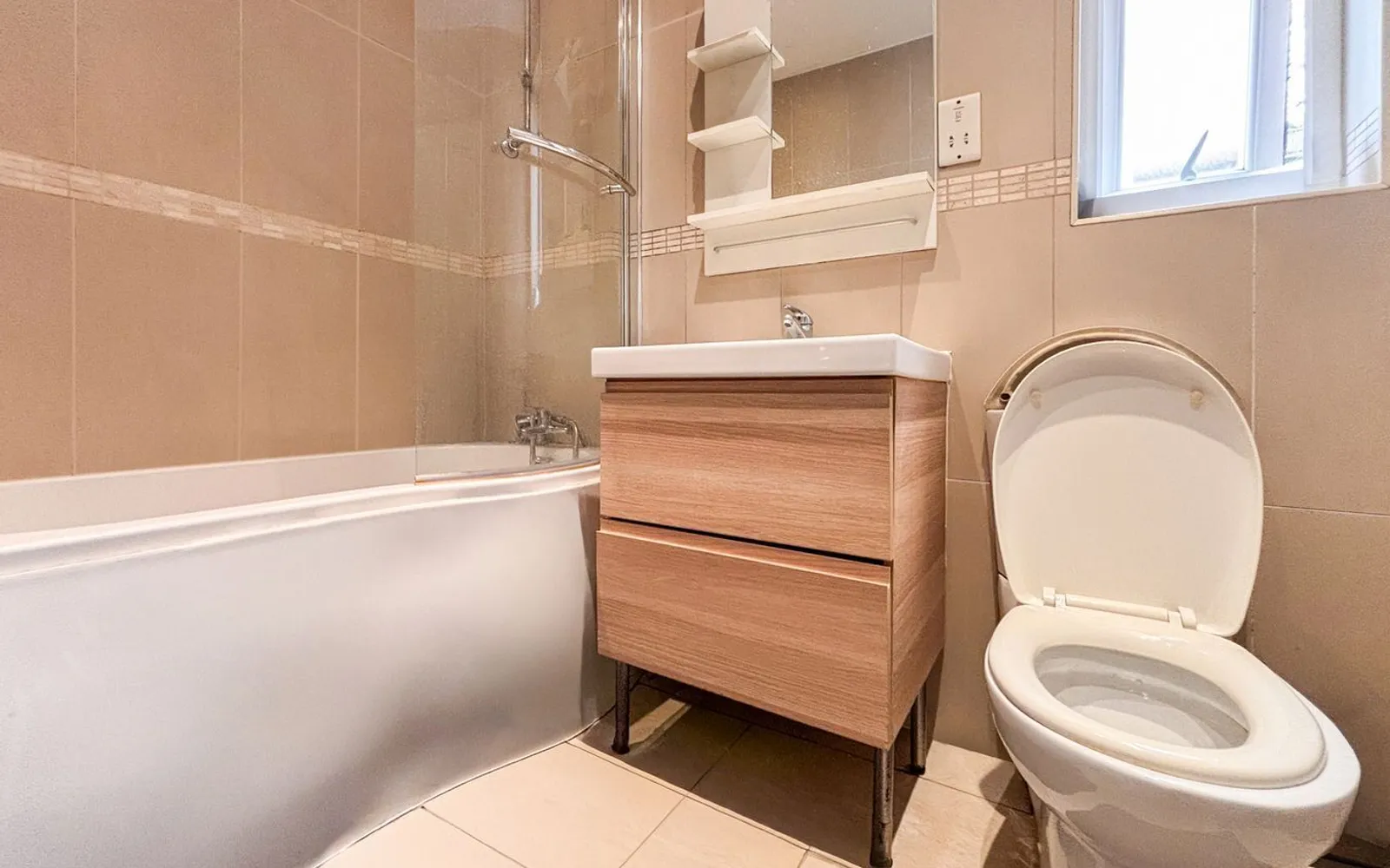Flat Radnor Road in Greater London