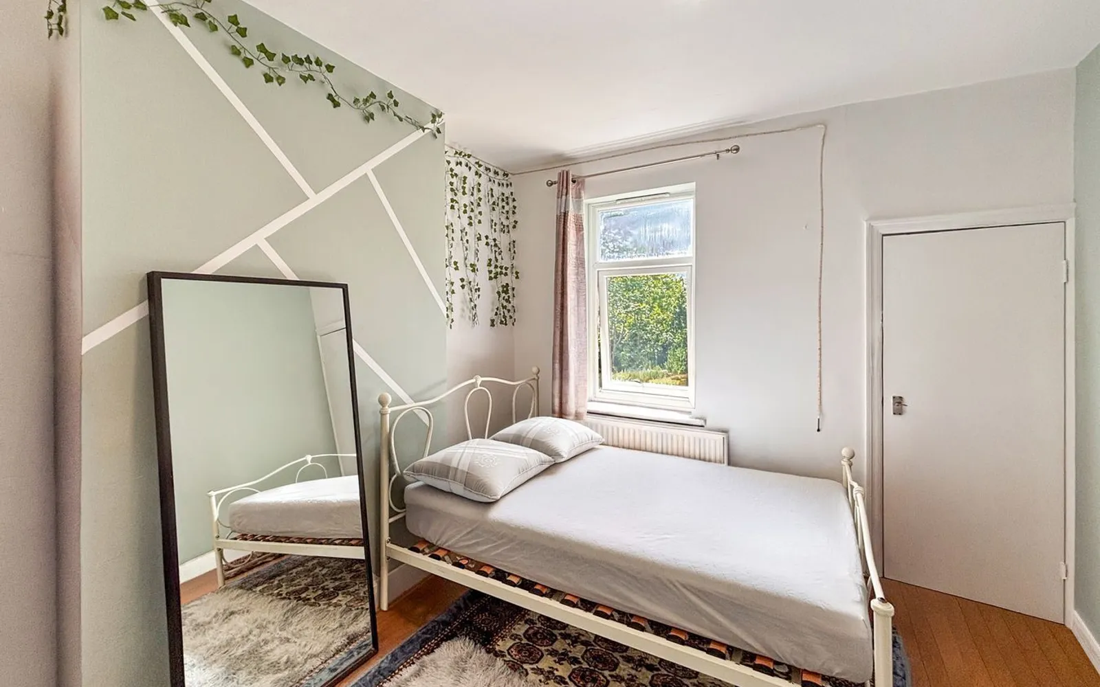Flat Radnor Road in Greater London