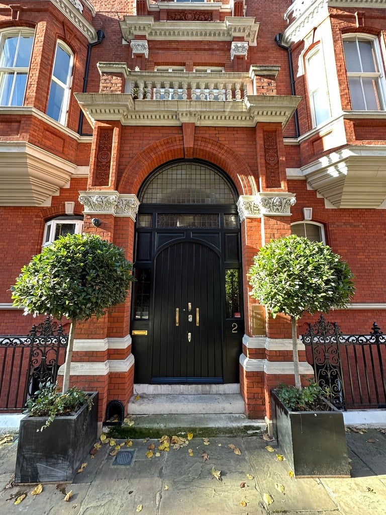 Flat Pont Street in Greater London
