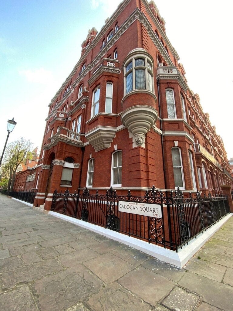Flat Pont Street in Greater London