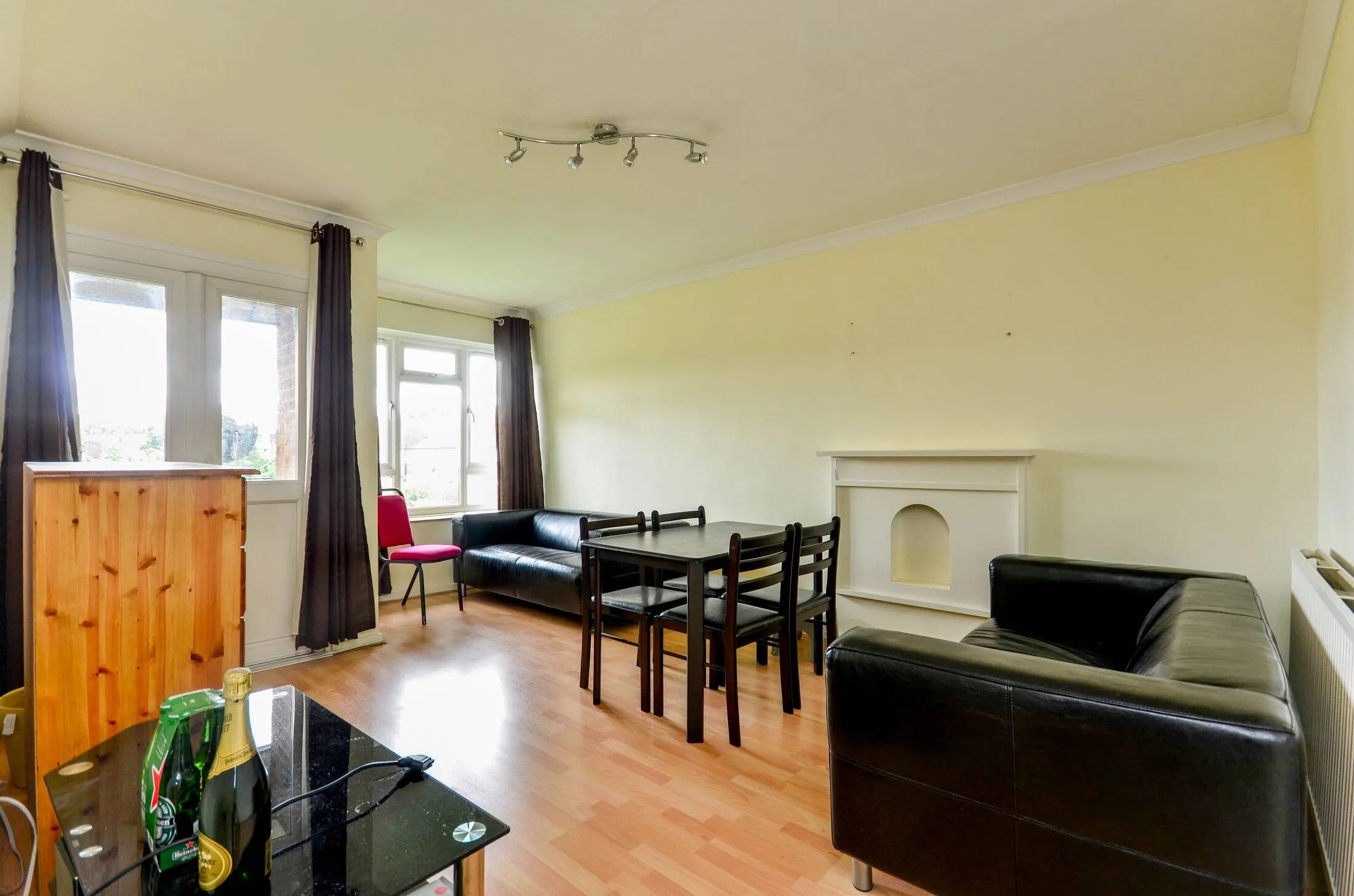 Flat Elder Gardens in Greater London