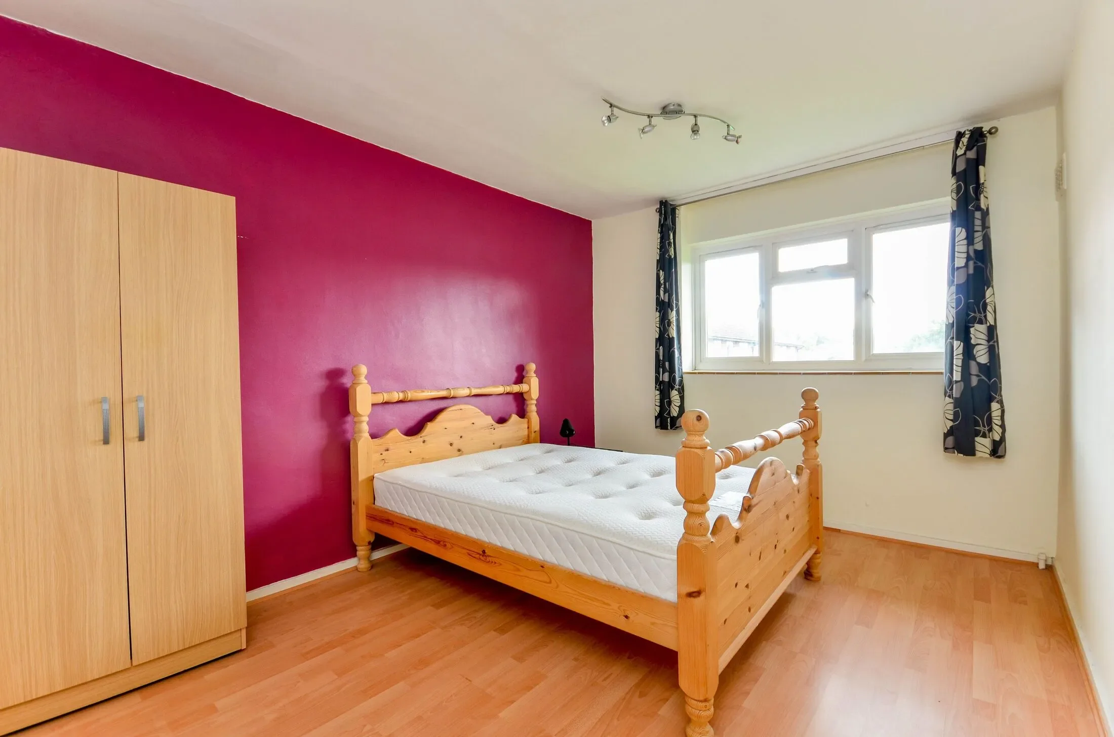Flat Elder Gardens in Greater London