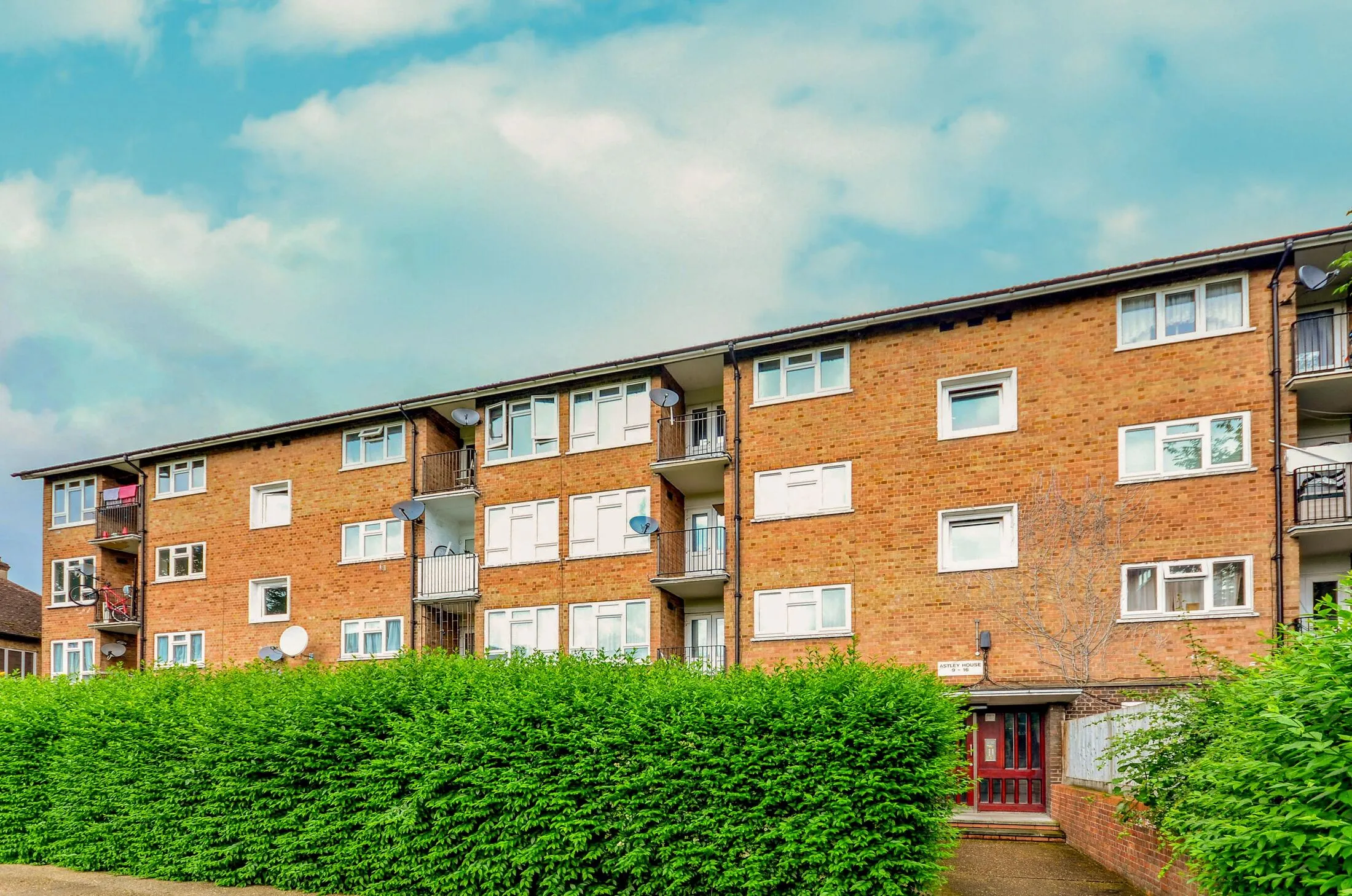 Flat Elder Gardens in Greater London