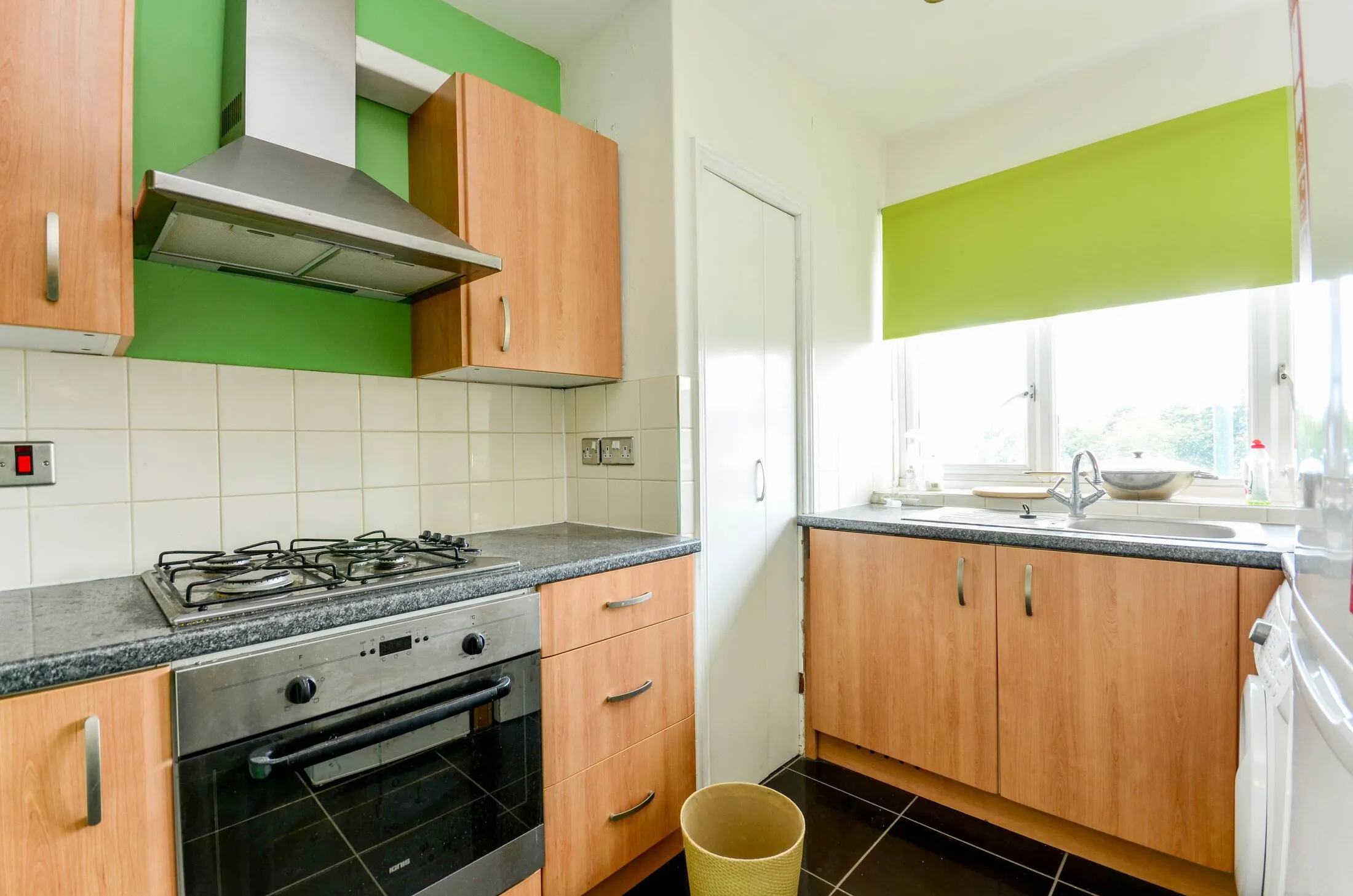 Flat Elder Gardens in Greater London