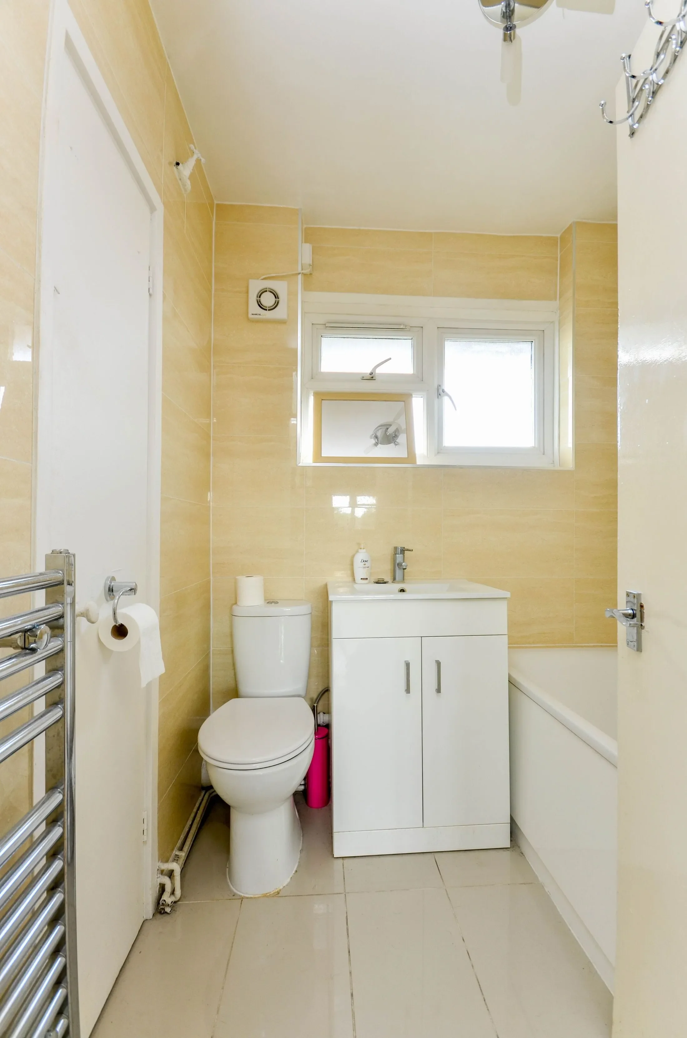 Flat Elder Gardens in Greater London