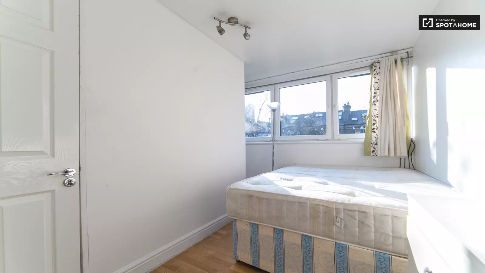 Flat Prince John Road in Greater London