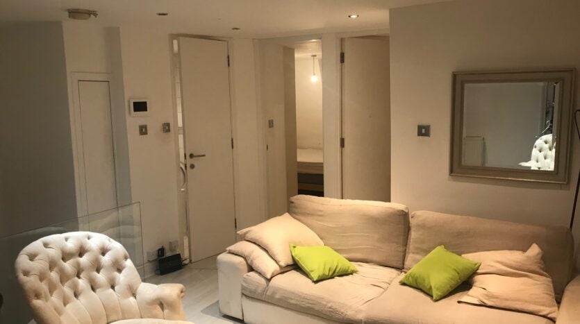 Flat Penywern Road in Greater London