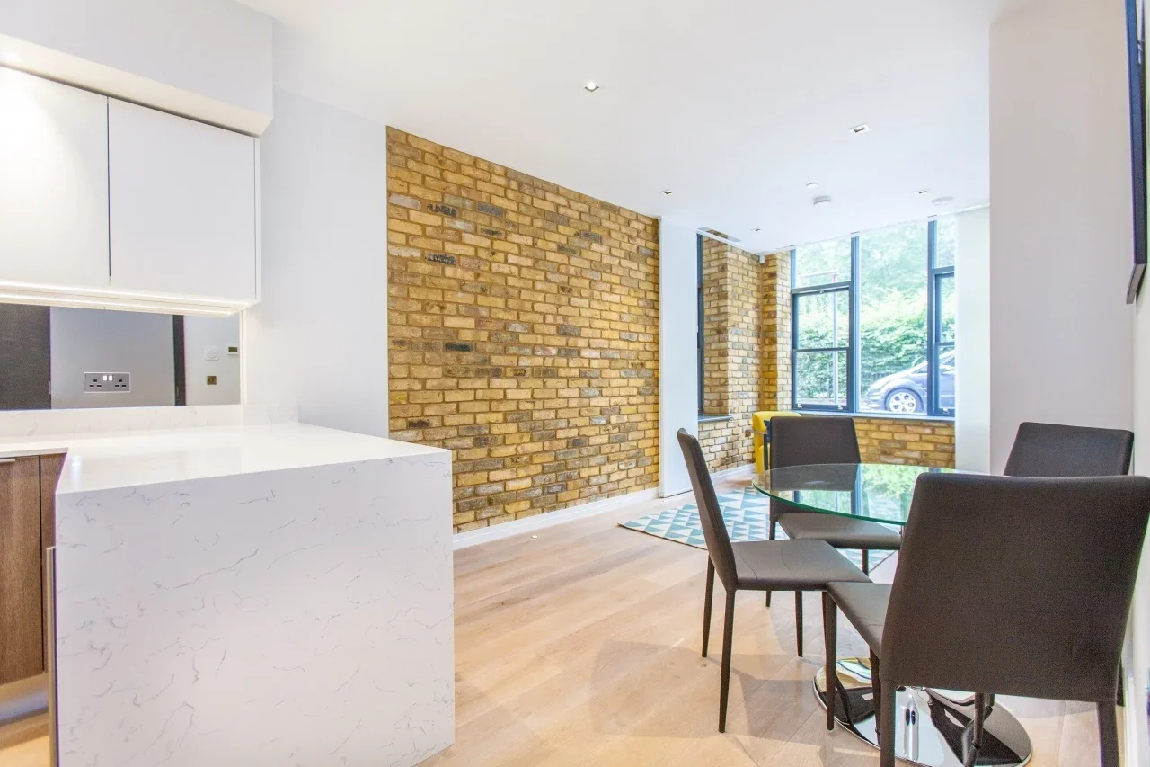 Flat Lawn Lane in Greater London