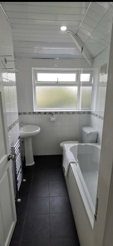 Room Neilston Avenue in Manchester