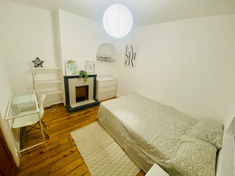 Room Dixon Avenue in Chelmsford
