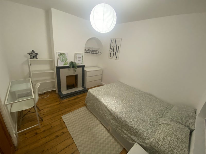 Room Dixon Avenue in Chelmsford