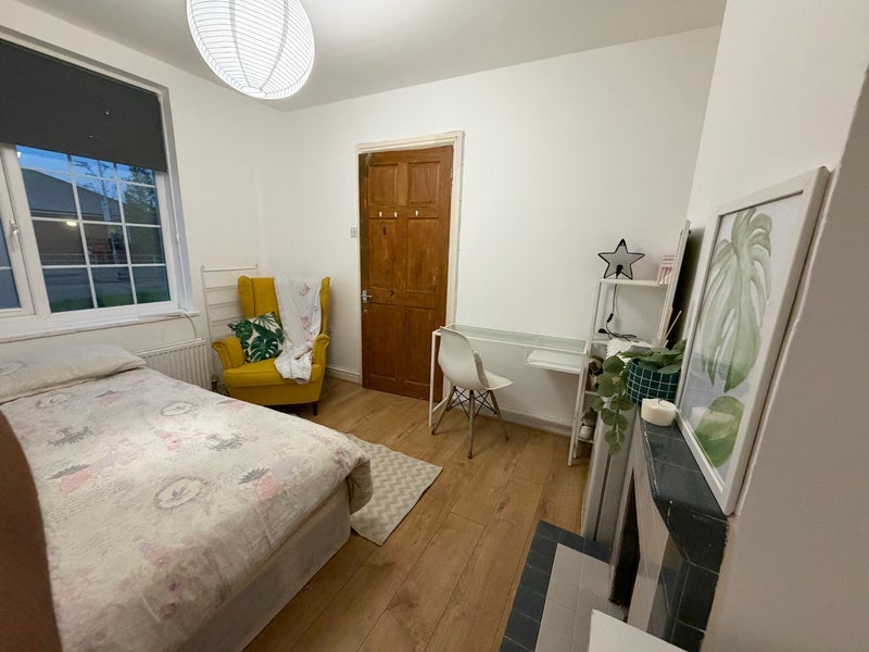 Room Dixon Avenue in Chelmsford