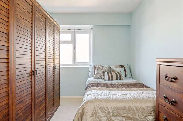 Flat Buxton Street in Greater London
