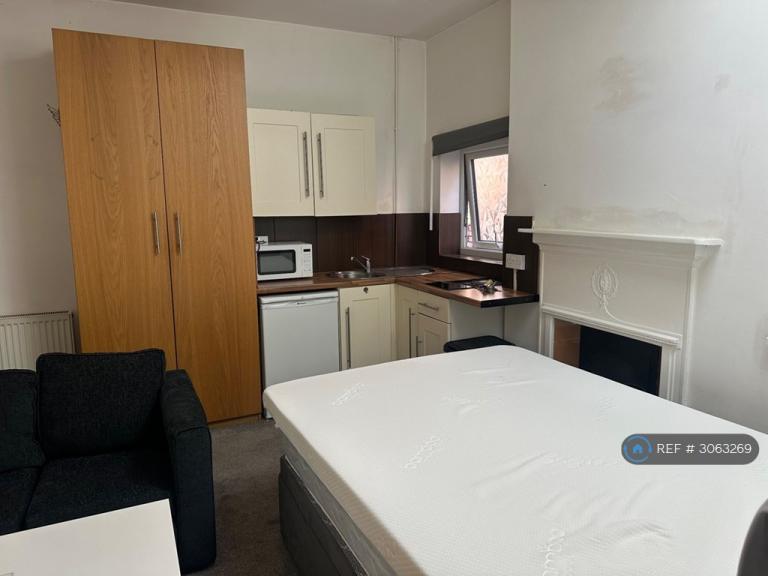 Flat Cowbridge Road in Bridgend