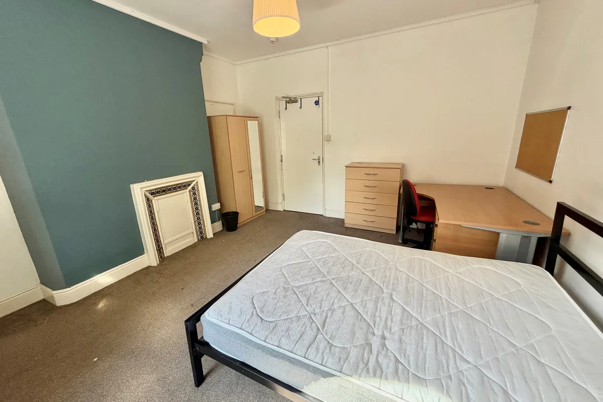 Room Forest Road West in Nottingham