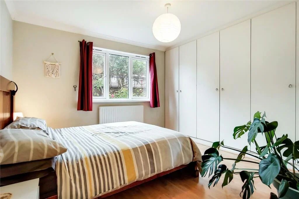 Flat Courland Grove in Greater London