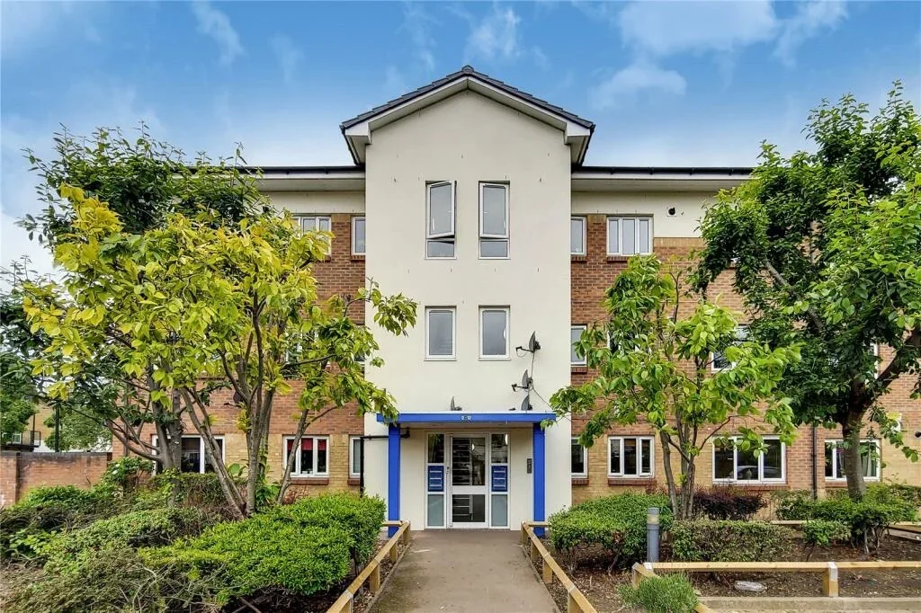 Flat Courland Grove in Greater London