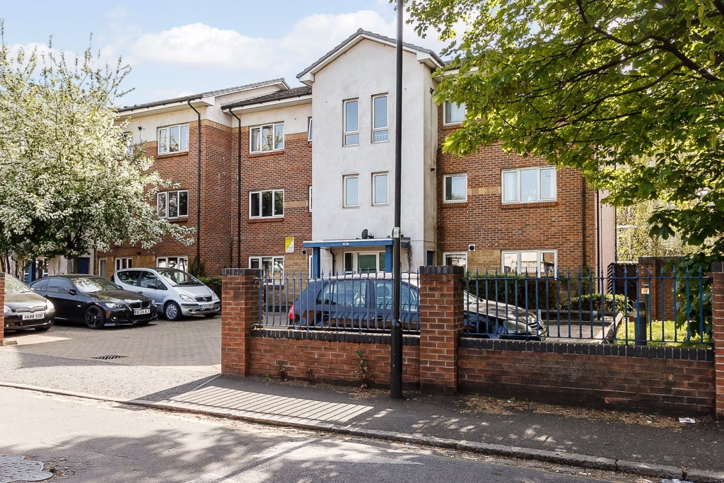Flat Courland Grove in Greater London