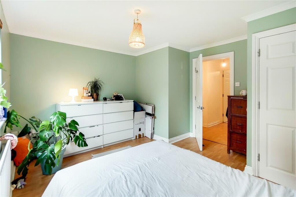Flat Courland Grove in Greater London