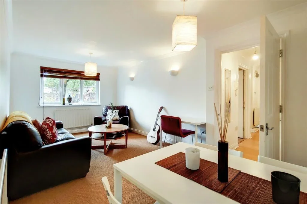 Flat Courland Grove in Greater London
