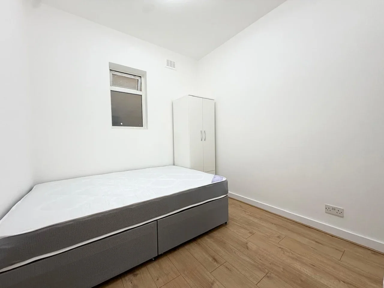 Flat Hendon Lane in Greater London