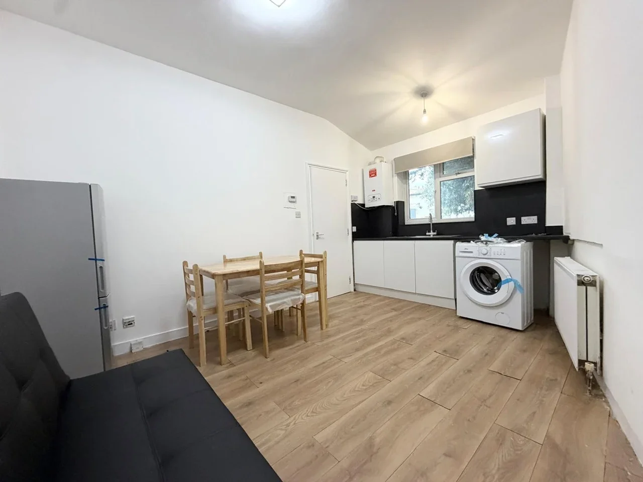 Flat Hendon Lane in Greater London