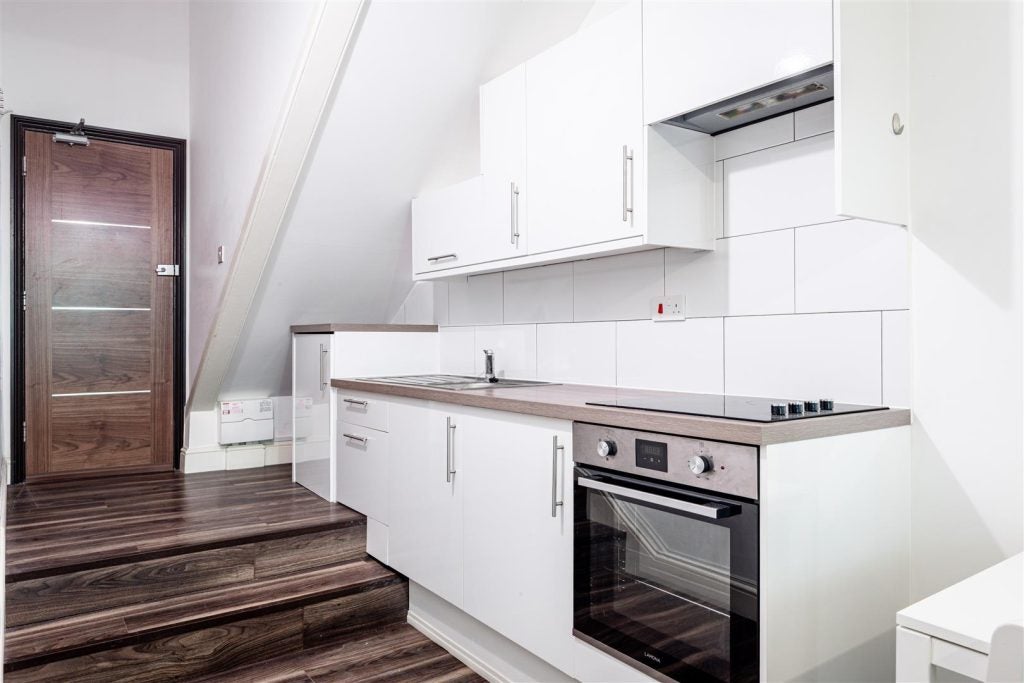 Flat Holland Road in Greater London