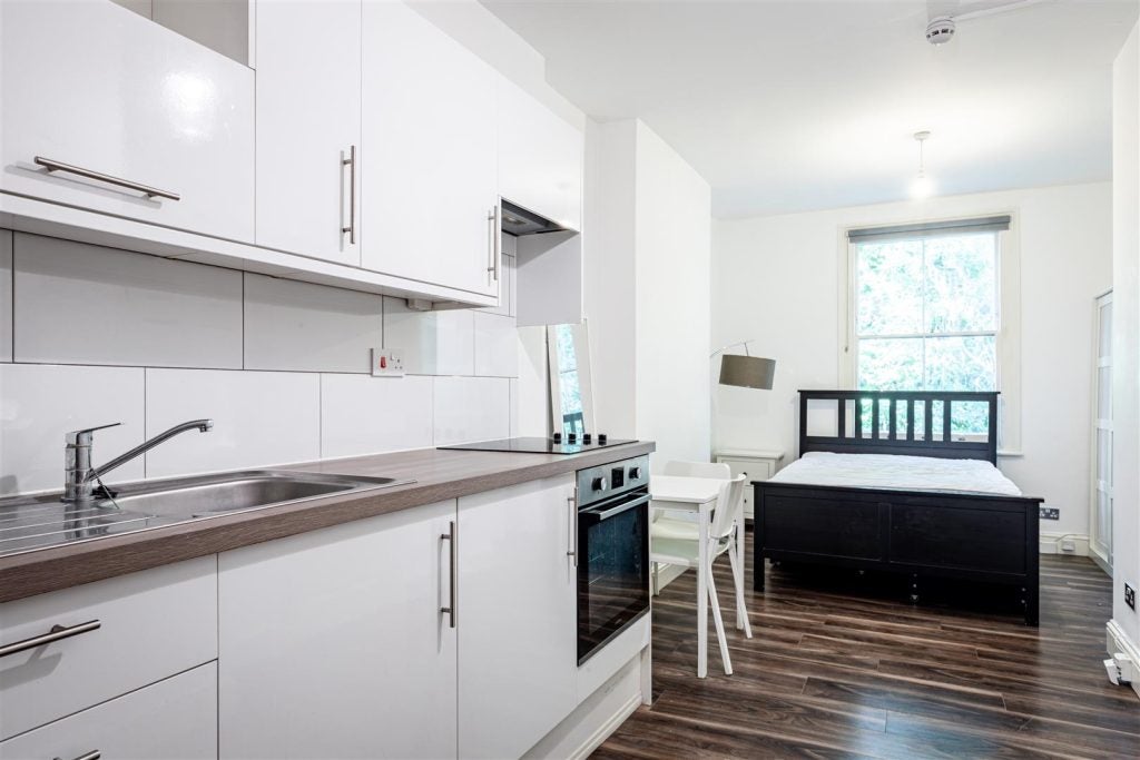 Flat Holland Road in Greater London