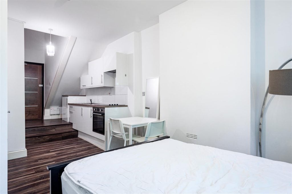 Flat Holland Road in Greater London