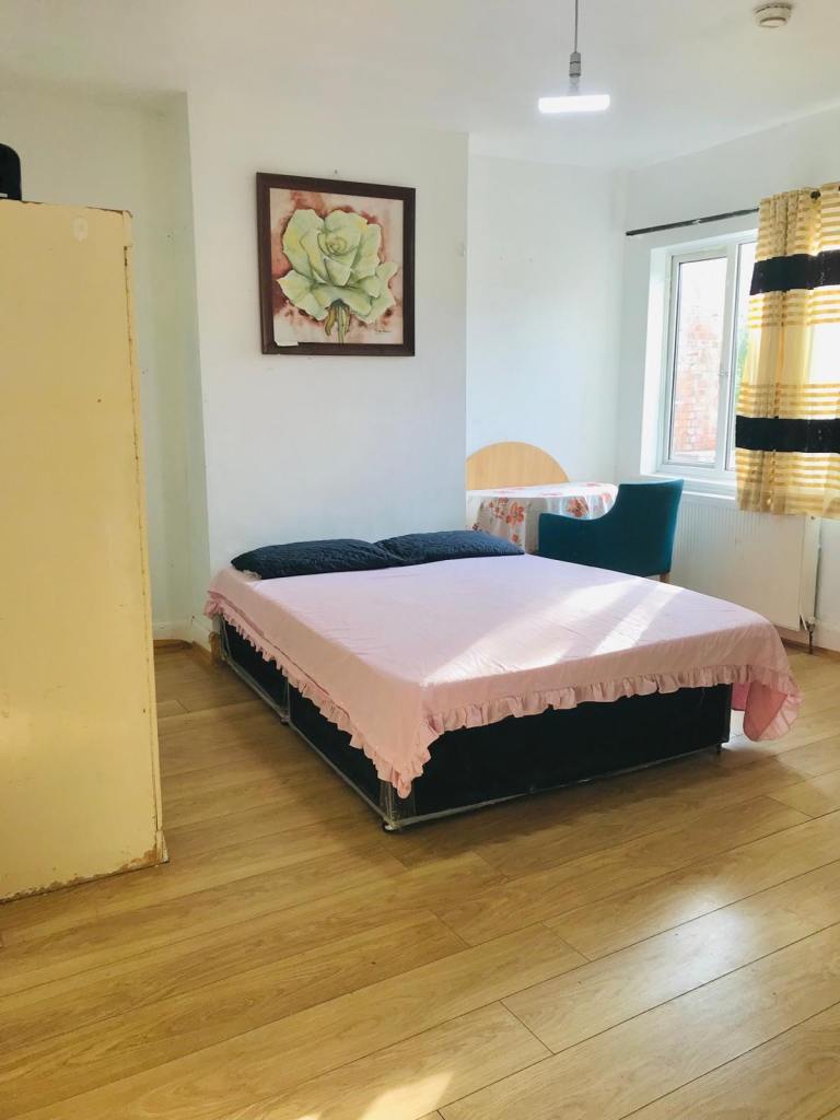 Room Northolt Road in Greater London