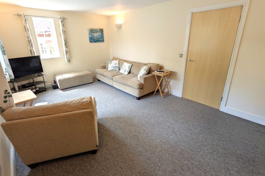 Flat Heathside Road in Woking