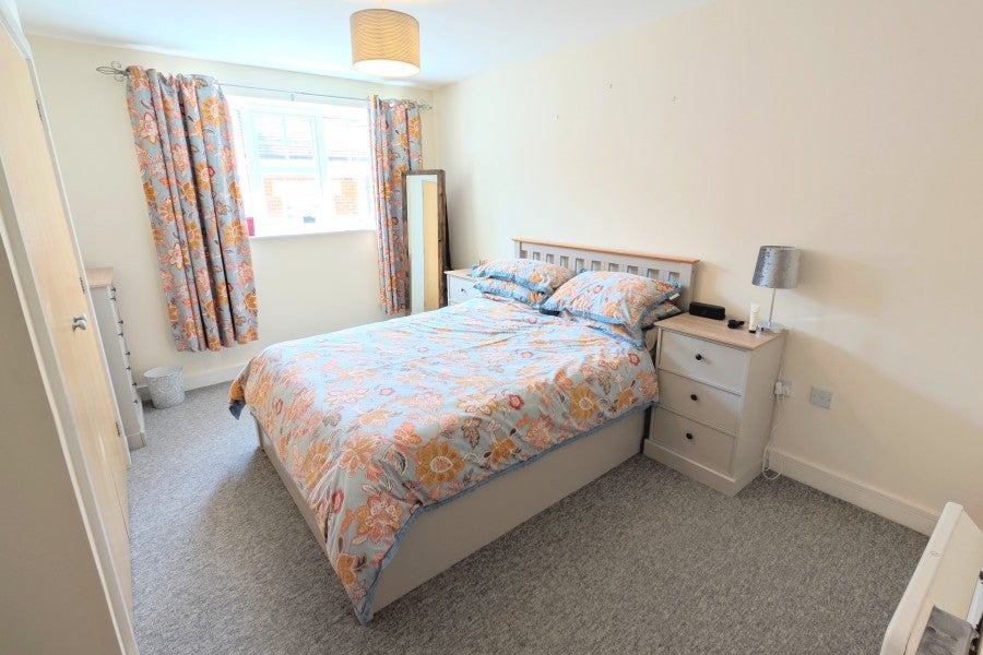 Flat Heathside Road in Woking